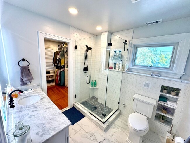 Building Photo - Charming 4-Bedroom Home in the Heart of Co...