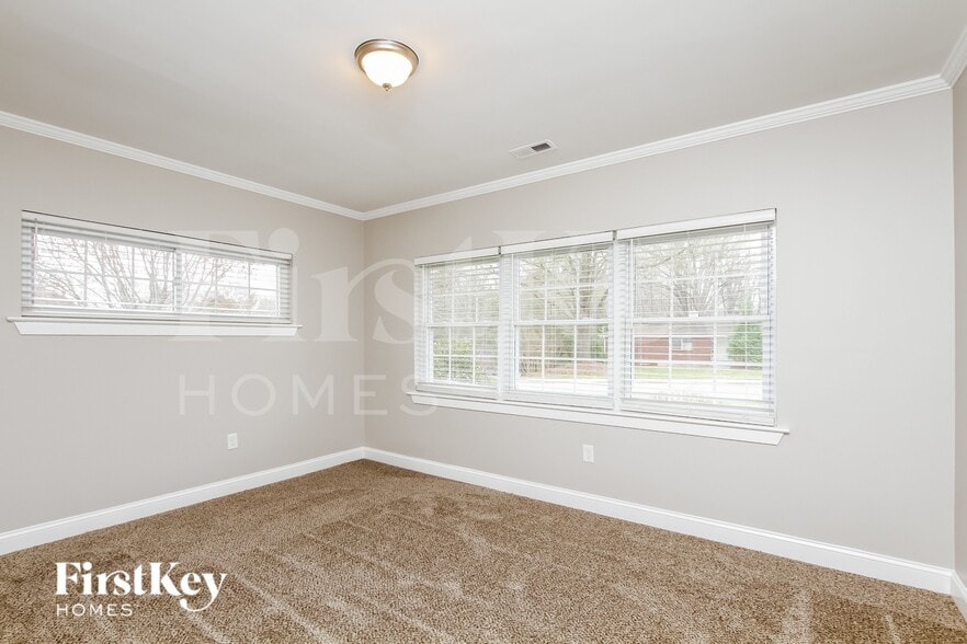 Building Photo - 240 Palaside Dr NE