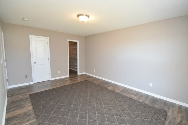 Building Photo - *AVAILABLE NOW* End Unit Town-home with Su...