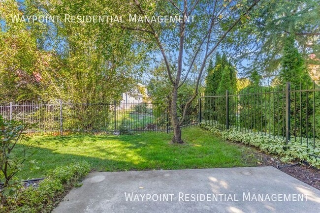 Building Photo - 9640 W Sleepy Hollow Ln