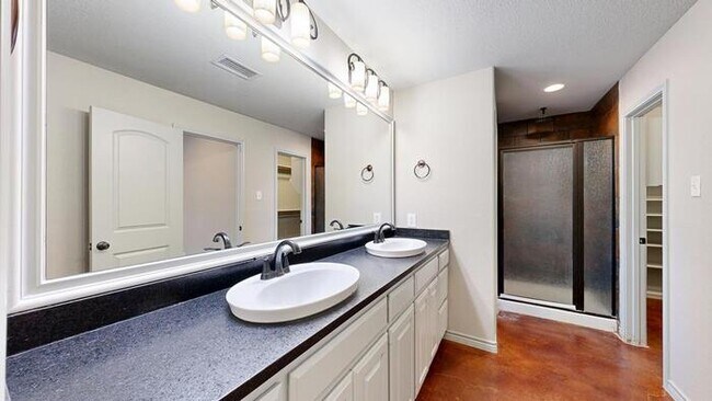 Building Photo - 3 bed 2 bath home with 2 car garage!