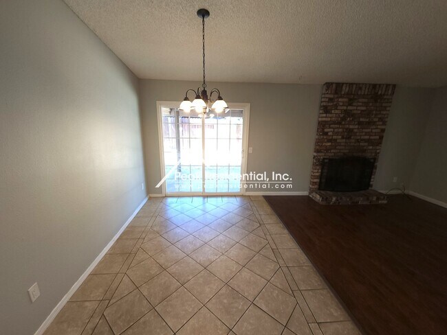 Building Photo - Cute Florin Area 3bd/2ba House with 2 Car ...
