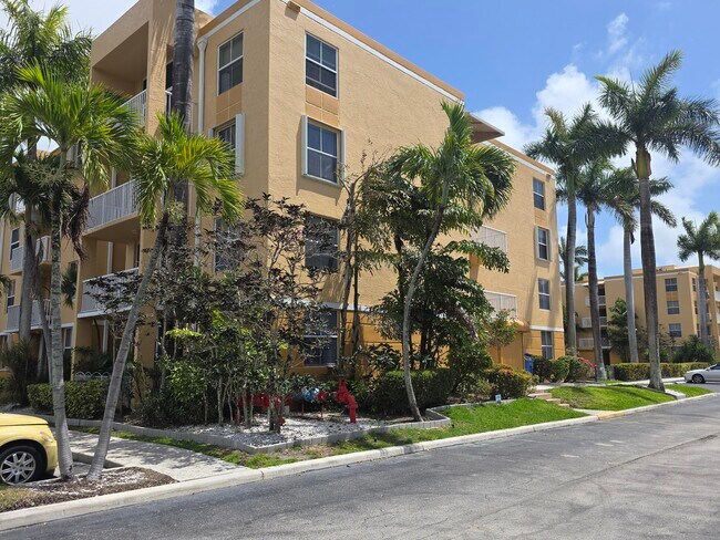 Building Photo - 1341 SE 3rd Ave