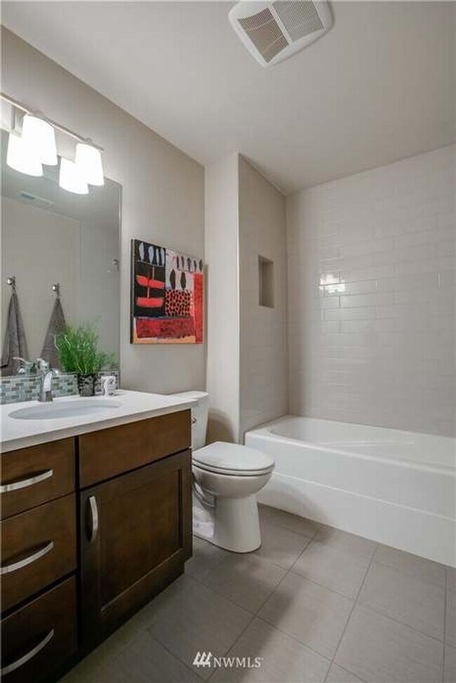 Building Photo - Beautiful 5 Bedroom 4 Bathroom Home in Lake Forest Park!