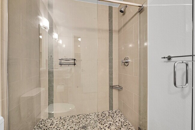 Building Photo - $2,395.00, Spacious Loft, 1.5 bath in Jeff...