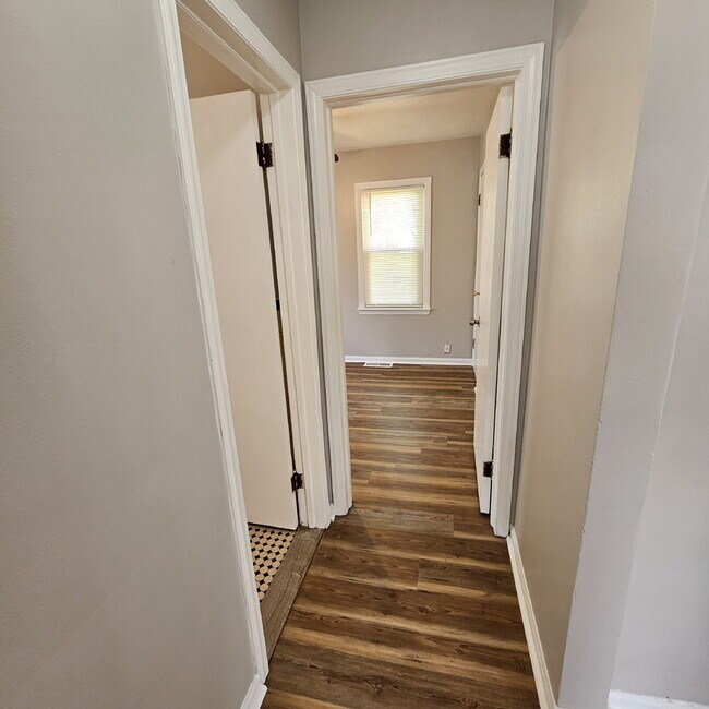 Building Photo - 2-Bedroom Ranch, Spacious Living Room, New Flooring, Kitchen with All Appliances, Laundry