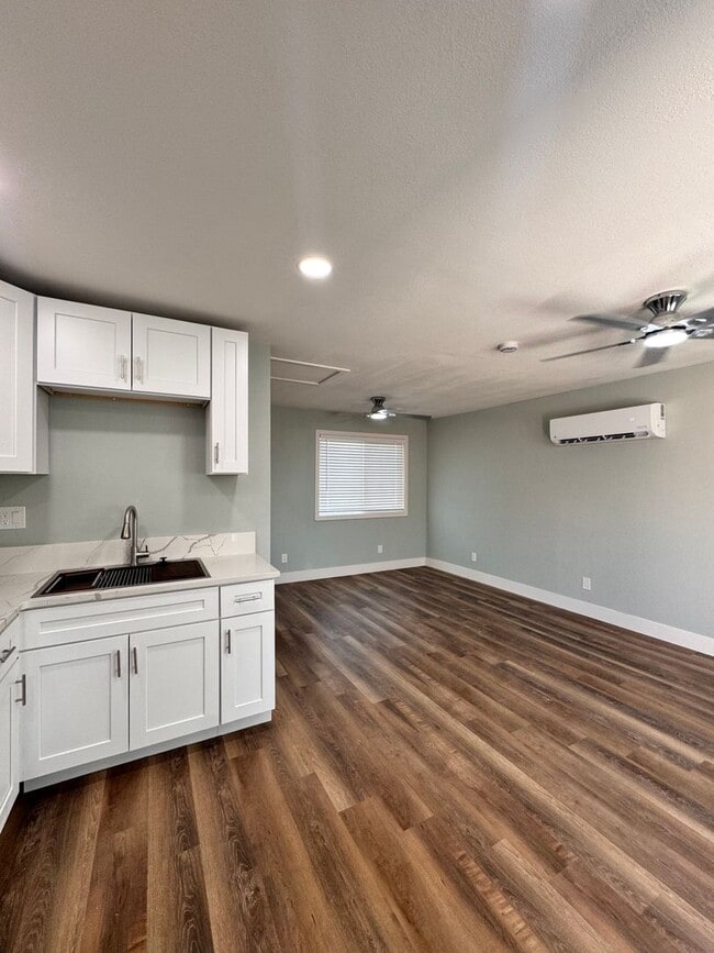 Building Photo - 1400 El Rancho Dr