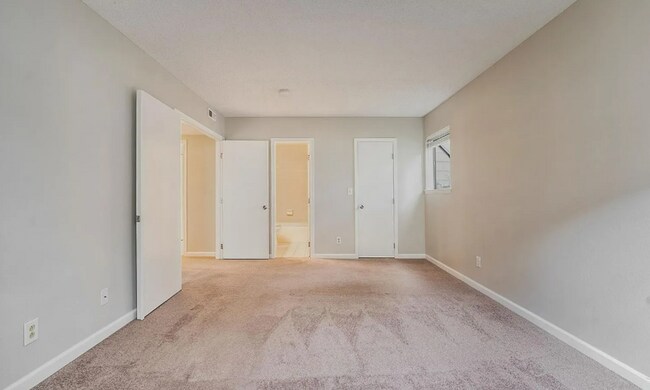 Building Photo - 2 bedroom/2 bathroom main level condo!