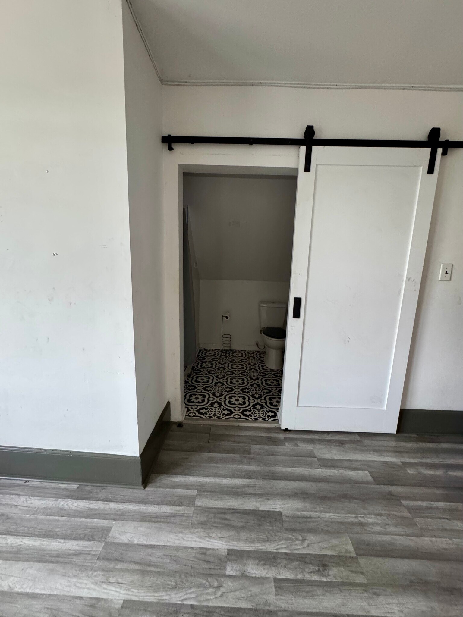 Building Photo - 100 W King St