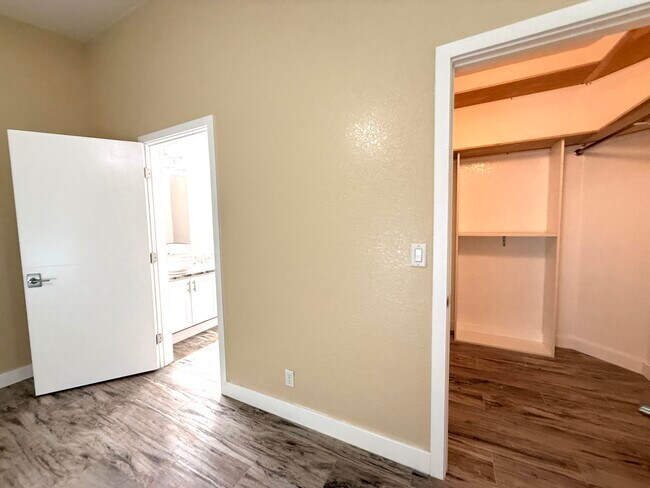 Building Photo - 15859 68th Ct N