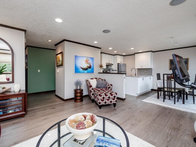 Building Photo - Beautiful 3 bedroom unit near in Lake Oswe...