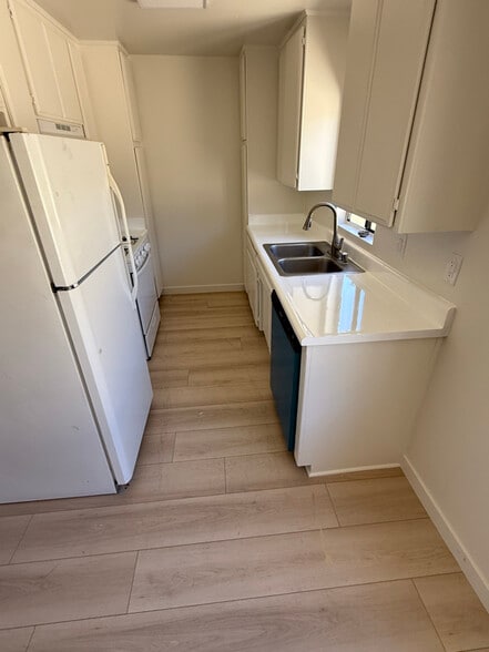 Building Photo - 14942 Burbank Blvd