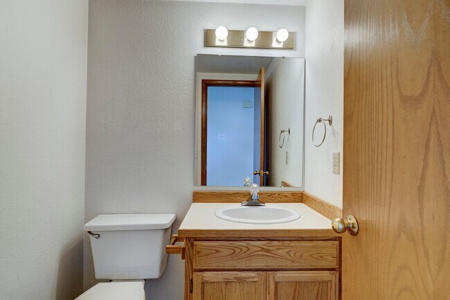 Building Photo - 3 Bedroom 2.5 Bath Waterview Townhome