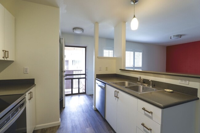 Building Photo - Rarely Available !  Beautiful 3-Bedroom Corner Unit – Pet Friendly & Spacious!