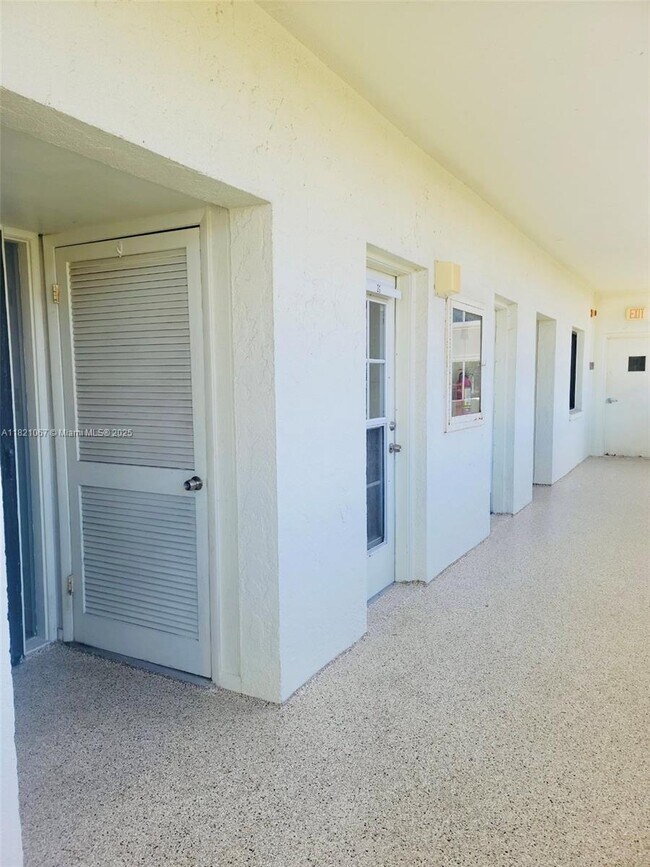Building Photo - 1500 Park Beach Cir
