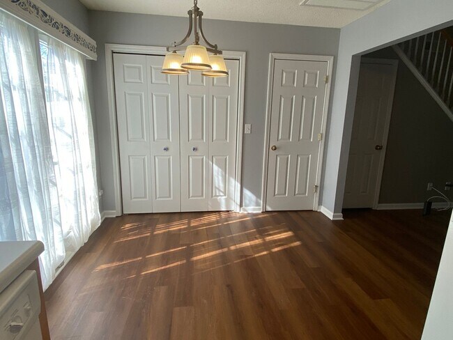 Building Photo - Price reduced**Move-in Ready!