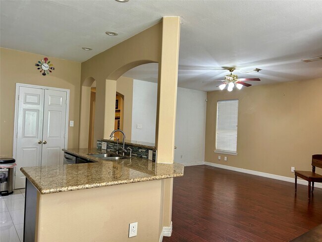 Building Photo - 5319 Lindenchase