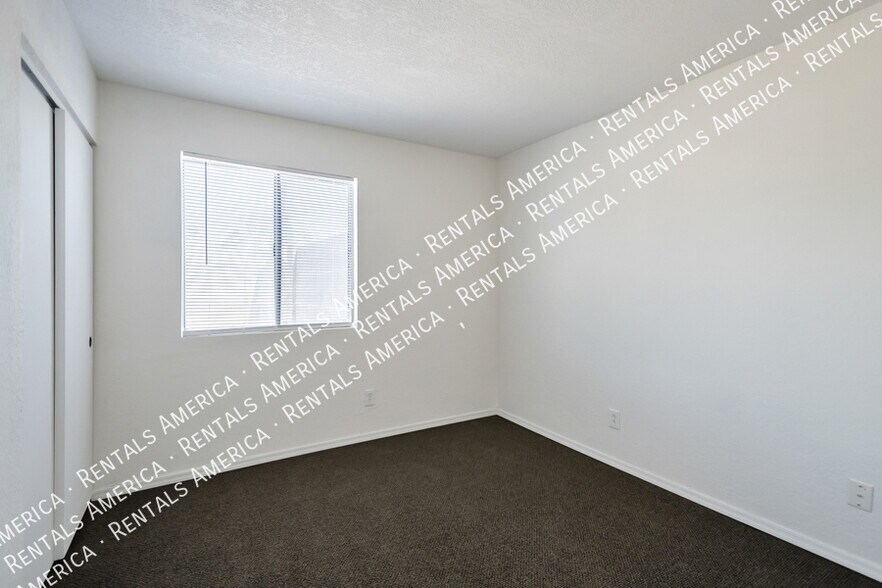 Building Photo - 552 W Kilarea Ave