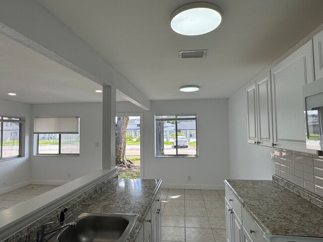 Building Photo - 2 BR Townhome in West Palm Beach- Low Move...