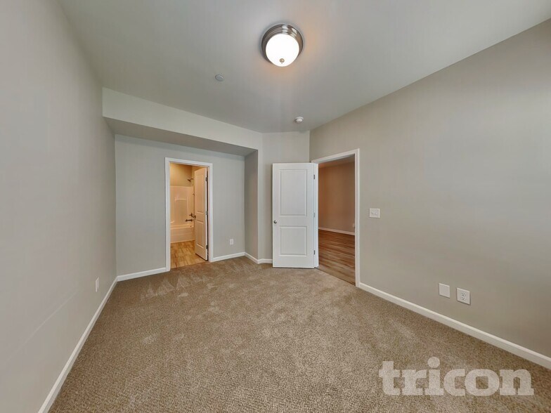 Building Photo - 302 Woodfern Ct