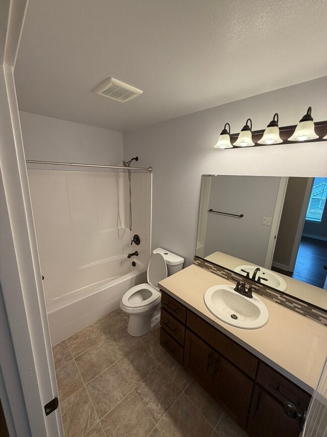 Building Photo - Must See 4 Bedroom!