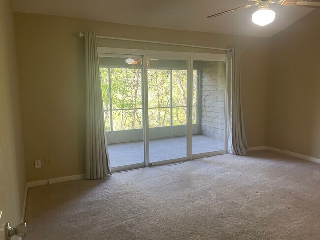Building Photo - Spacious 2 Bed, 2 Bath Townhouse in Prime Hickory Location – 1,322 Sq. Ft.