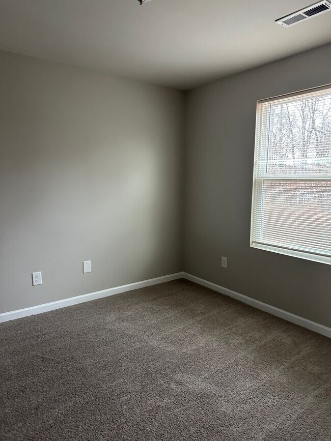 Building Photo - Beautiful 3-bedroom, 2.5-bath home in Greensboro