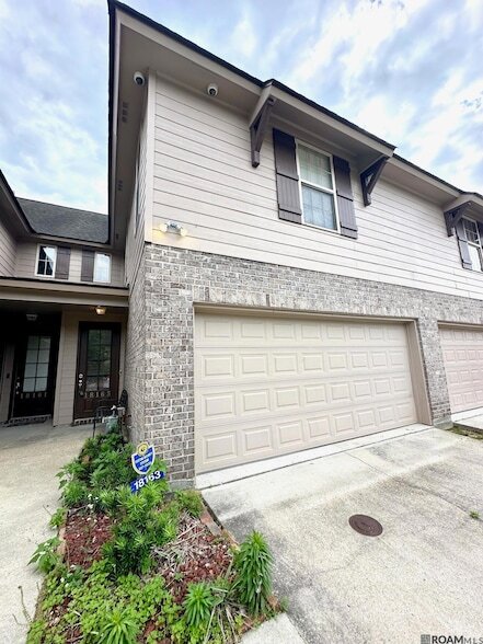 Building Photo - 18163 Pinehurst Dr