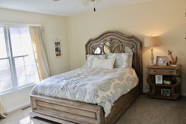 Building Photo - Spacious, Open Floor Plan at the end of 81st Street on the State Park!