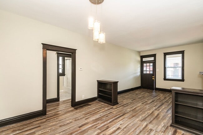 Building Photo - Beautiful Renovated 2 Bed 1 Bath Home