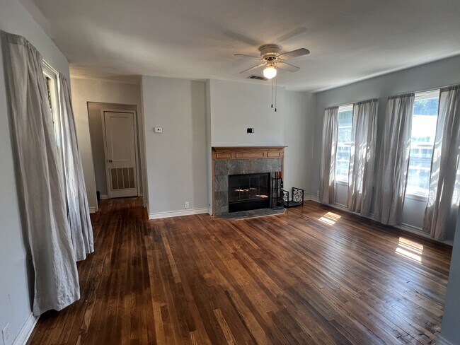 Building Photo - 920 E Walnut St