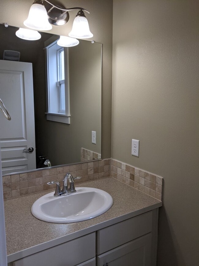 Building Photo - Beautiful 3 Bedroom, 2.5-Bath Home With Op...