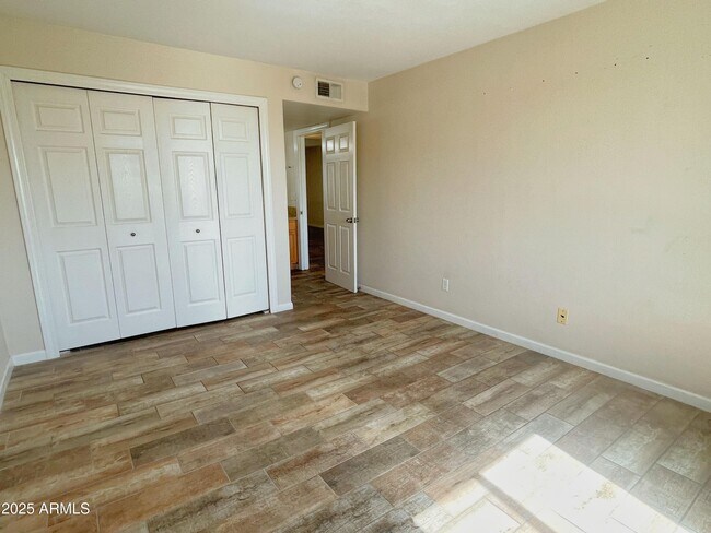 Building Photo - 740 W Elm St