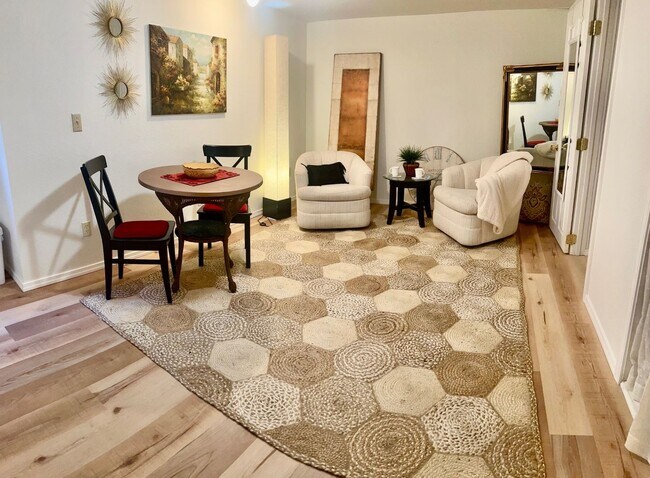 Building Photo - Fully furnished, short term 1 bedroom!