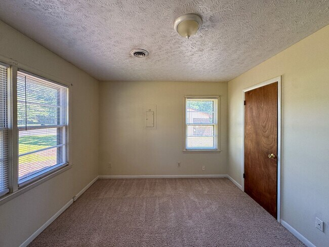 Building Photo - Cute 3 Bed 1.5 Bath Home with Fenced Yard