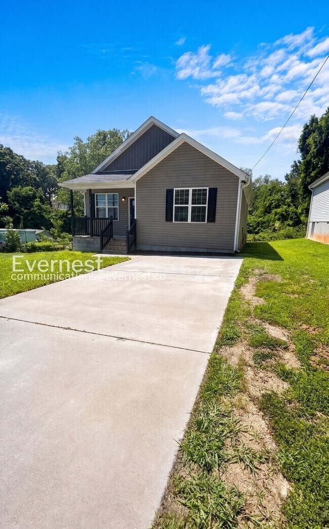 Building Photo - 3 Bed/2 Bath Home with Off-Street Parking / Pet-Friendly / Available Now!