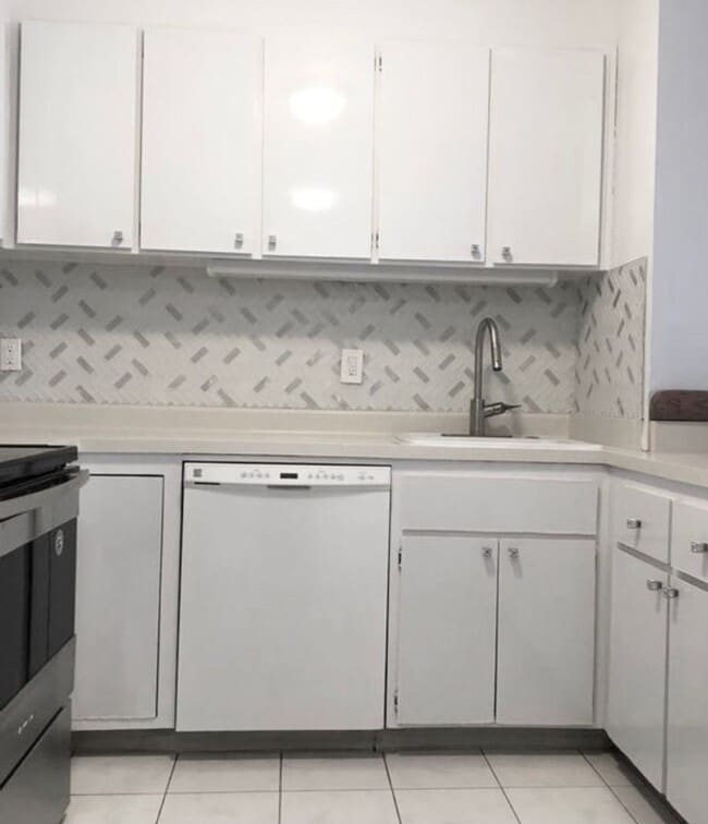Building Photo - Recent Rent Decrease on this Gorgeous One ...