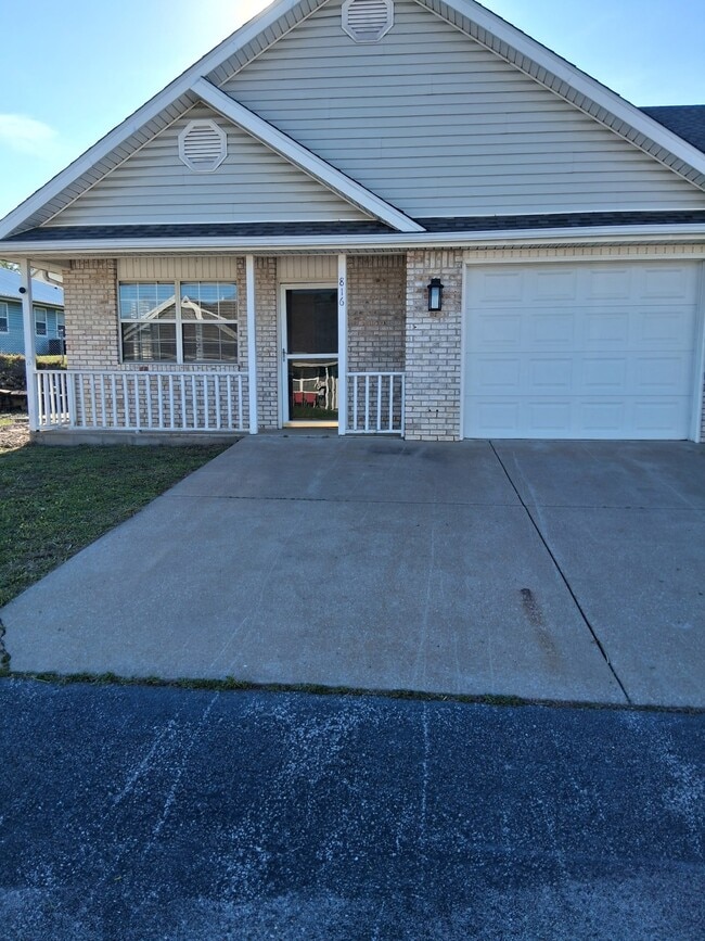 Building Photo - 816 Greenwood Dr