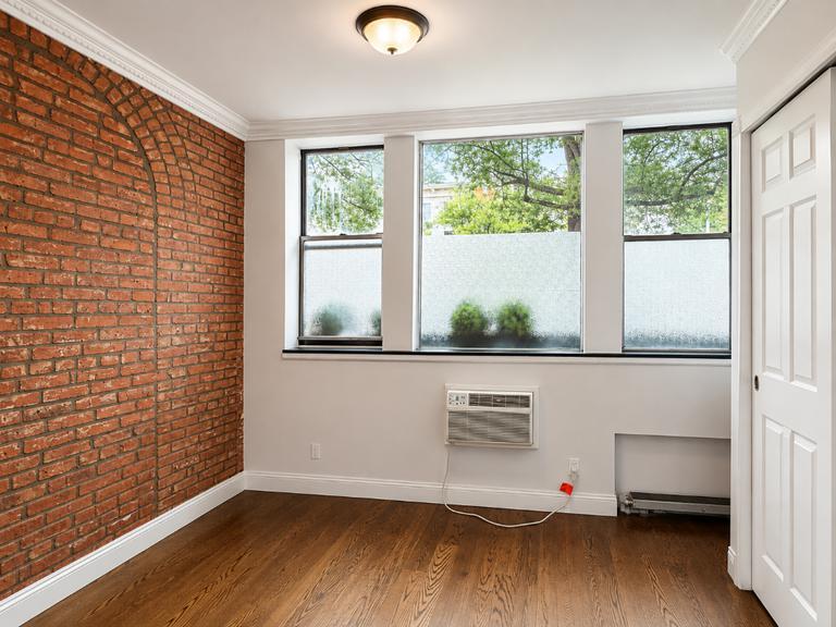 Building Photo - 566 Hudson St