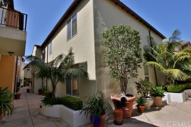 Building Photo - 322 5th St