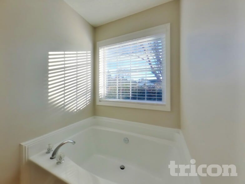 Building Photo - 20 E Lawn Dr