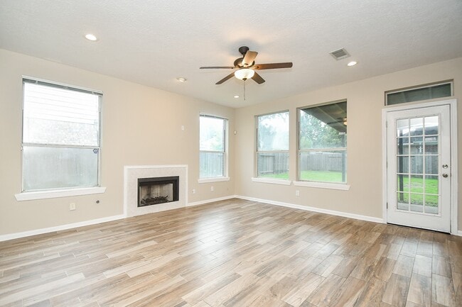 Building Photo - 215 Windrift Ct