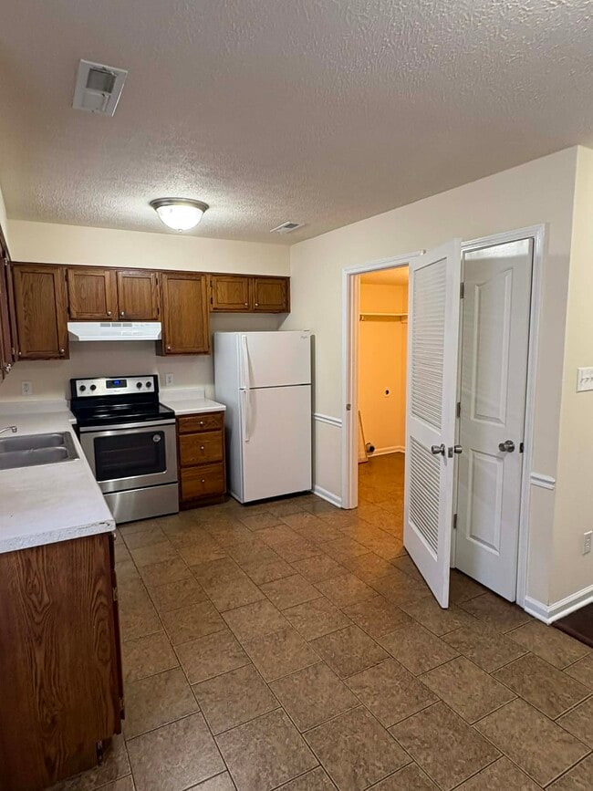 Building Photo - 594 Lost Cir