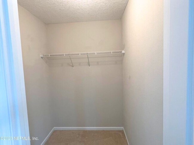 Building Photo - Large 4 bedroom home