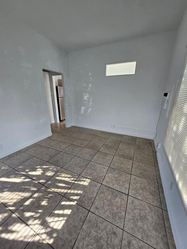 Building Photo - 1100 NE 12th Ave