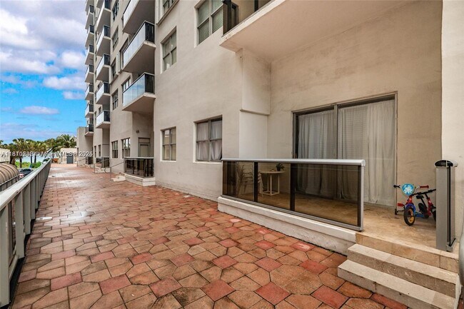 Building Photo - 6039 Collins Ave