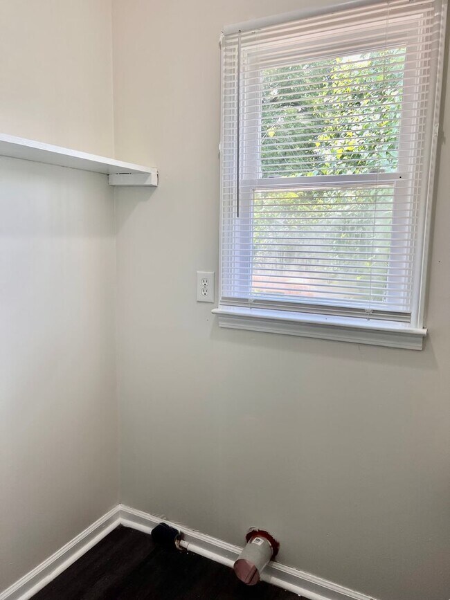 Building Photo - AVAILABLE AUGUST 14! 3 Bedroom Home Near Downtown Clarksville