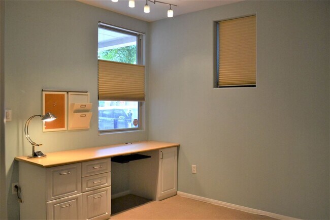 Building Photo - Beautiful 2 Bd 2 BA Condo Prime Marina Dis...