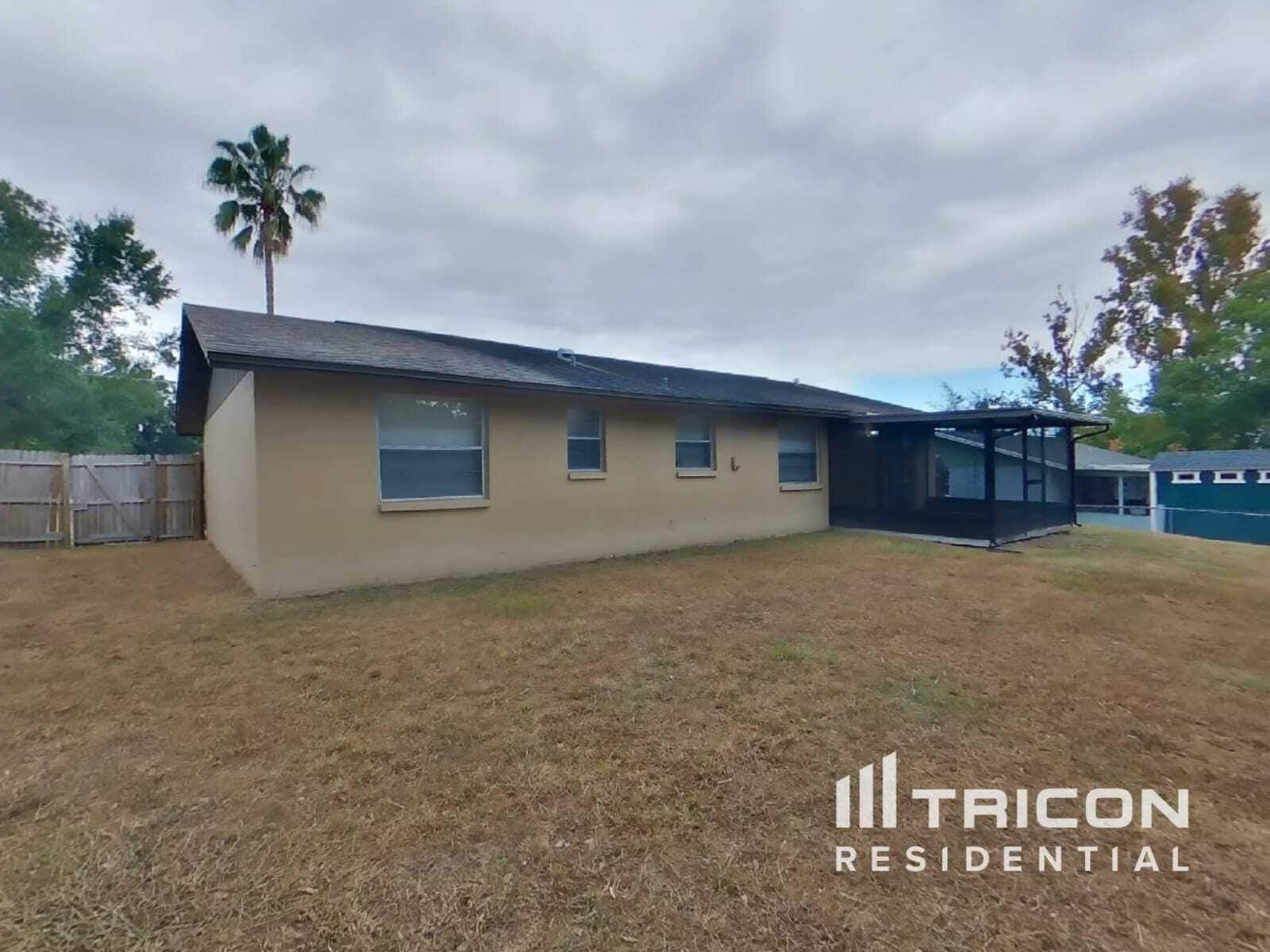 Building Photo - 1203 Seffner Valrico Rd