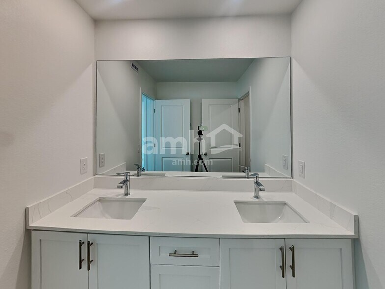 Building Photo - 5734 Las Vegas Crk St